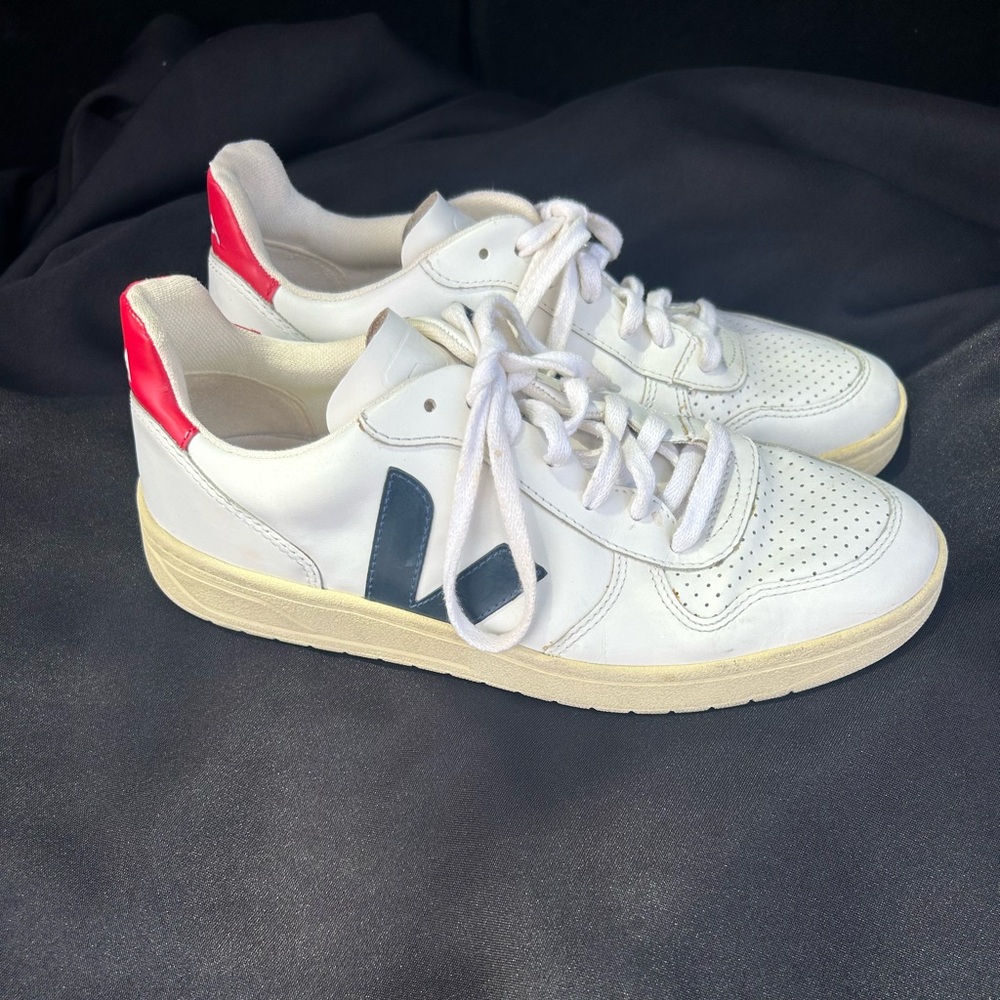 Veja V10 white/navy/red  mens:9 womens:11